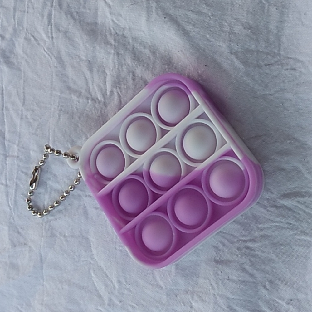 5 piece pop it fidgeting tools. 2 bracelets and 3 keychains Lot # 7 - Picture 2 of 5